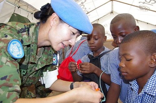 ハイチの子供に折り紙を教える日本の女性隊員img