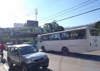 街を行きかう自動車img