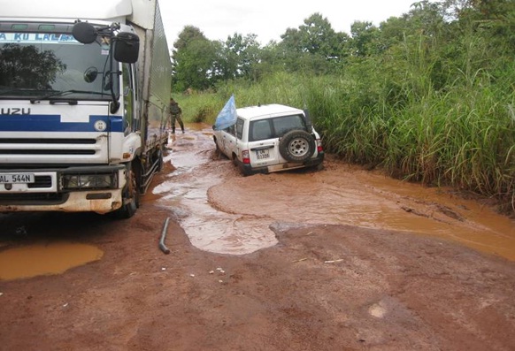 未舗装、排水不十分なため泥濘化、冠水する道路2