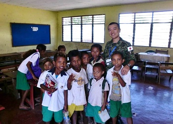 小学校におけるボランティア活動での子どもたちとの写真img