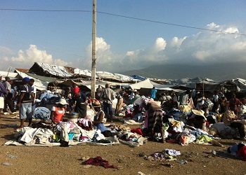 避難民キャンプ前のマーケットimg