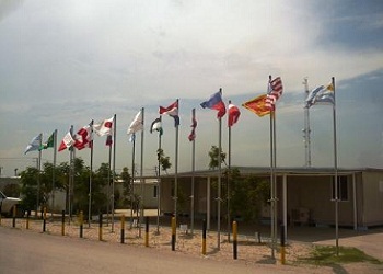 軍事部門司令部の建物前に並ぶ参加国の国旗img