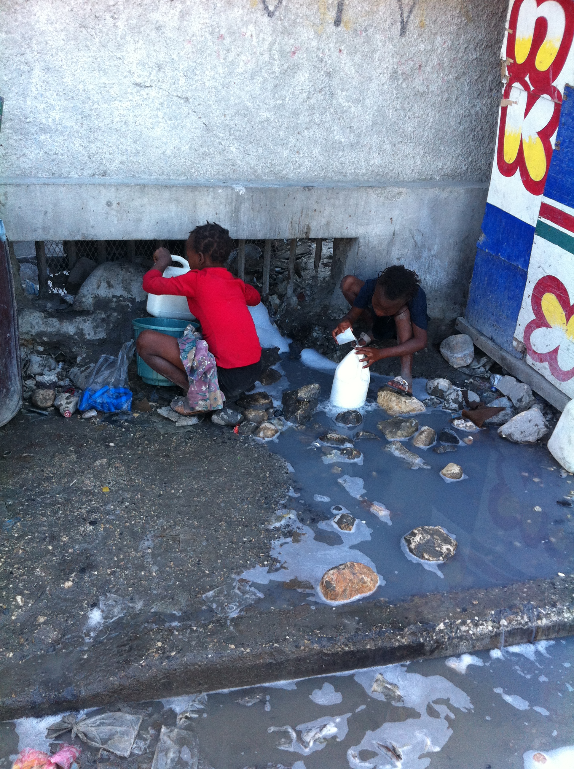 工場廃水で食器や体を洗う子供たちimg