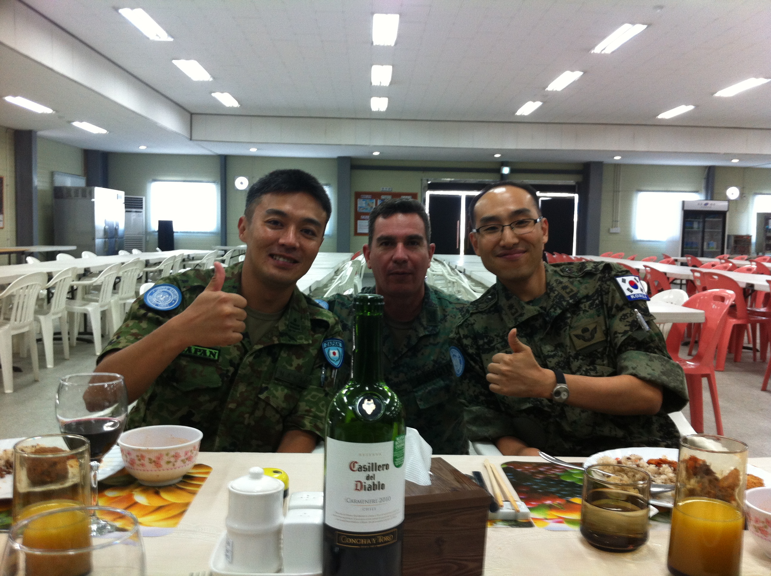上司のエクアドル将校と同僚の韓国人　韓国隊の食堂でimg