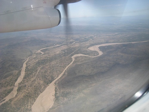 国連機の機上から撮影。果てしないサバンナの中をナイル川が流れるimg