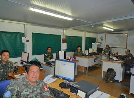 私の職場(U8 Operation Section)。一番奥から時計回りに、エクアドル陸軍中佐(課長)、韓国陸軍少佐、ペルー陸軍中佐、ブラジル陸軍少佐、インドネシア陸軍少佐、そして私img