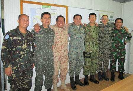職場(U8 Operation Section)の同僚等と共に 左からフィリピン海軍軍曹(庶務)、ブラジル陸軍少佐、ペルー陸軍中佐、エクアドル陸軍中佐(課長)、私、韓国陸軍少佐、インドネシア陸軍少佐img