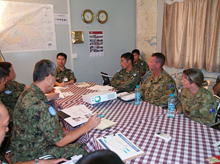 毎日の作戦会議、豪軍要員(写真の右の2人)も参加img