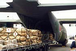 C-130H型輸送機に搭載される救援物資