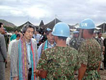 現地で活動中の要員の激励に訪れた小泉総理img