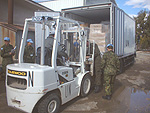 物資をトラックに積載する隊員img