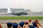 ヨルダンへ向け小牧空港を離陸するC-130H輸送機img