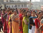 投票を待つ女性の列img