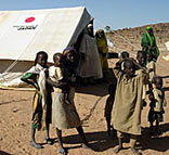 提供した救援用テントと子供たち[写真提供：UNHCR]